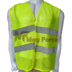 Gilet de sécurité unisexe léger et durable en maille polyester, jaune haute visibilité, réfléchissant pour la sécurité routière, avec logo personnalisé et taille ajustable - Product Image 5