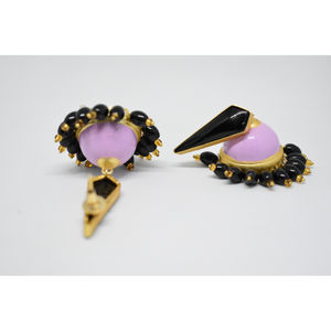 Aretes de aro jhumka con incrustaciones de piedras y acabado dorado mate, pintados a mano, estilo tradicional, para niñas y mujeres. - Product Image 3