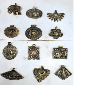 Colgantes de latón hechos a mano de diseño étnico, colgantes de diseño étnico indio y vintage, adecuado para diseñadores de joyería - Product Image 3