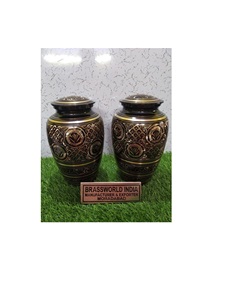 Urna clásica de latón grabado en negro de Brassworld India Suministros funerarios Premium - Product Image 1