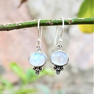 เครื่องประดับพลอยสีเงินสเตอร์ลิงต่างหูมูนสโตนสีรุ้งสำหรับนักออกแบบ925ที่สวยงามมาใหม่สวมใส่ทุกวัน - Product Image 1