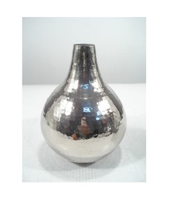 Vases métalliques martelés en aluminium de forme conique pour décoration de table - Product Image 6