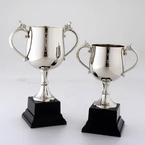 Silver Award Metal Trophy Cup auf schwarzem Kunststoff-oder Holz sockel für Sportturnier-Wettbewerbe