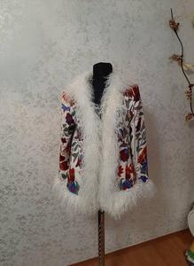 Veste en peau de mouton Suzani faite à la main spectaculaire, broderie florale, manches longues, veste d'hiver pour femmes - Product Image 4