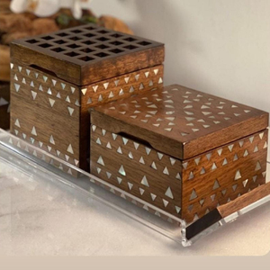 Especiales de United Trade World para Ramadán y Eid Bandeja acrílica con mango de madera Caja de madera y tarros de plástico con quemador Bakhoor - Product Image 1