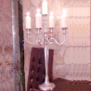 เชิงเทียนอะลูมิเนียมสีเงินขัดเงา 5 แขน รุ่นใหม่ล่าสุด ของตกแต่งงานแต่งงาน งานเลี้ยง ของประดับตกแต่งโต๊ะ ทำด้วยมือ สีสั่งทำได้ - Product Image 1