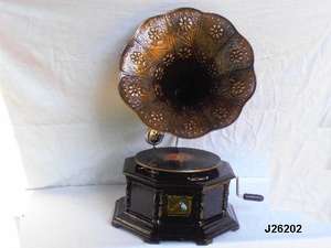 Gramophone de haute qualité avec base en bois hexagonale et corne en laiton peint à la main en blanc et noir décor à la maison - Product Image 3