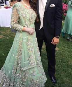 Elegante vestido hinchado hasta el suelo indio pakistaní Diseño impresionante Perfecto para bodas Ocasiones especiales Ropa de fiesta Lujosa - Product Image 1