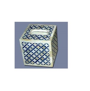 Boîte à mouchoirs en résine pour produit fait main avec produit en vente Boîte à mouchoirs en résine également disponible - Product Image 4