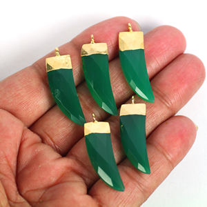 Colgante de punta de rodio chapado en oro y rodio con Diente de colmillo de gota de cuerno facetado de ónix verde con dijes de piedras preciosas galvanizadas - Product Image 6