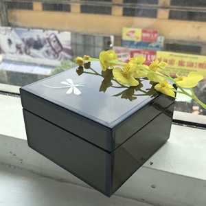 กล่องแล็คเกอร์ที่ไม่เหมือนใครพร้อมการออกแบบแมลงปอกล่องเคลือบเงาที่มีสีมะกอกหรูหรา - Product Image 1