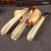 Chausse-pied à long manche avec conception en corne de boeuf pour porter des chaussures en plastique, métal, bois, laiton