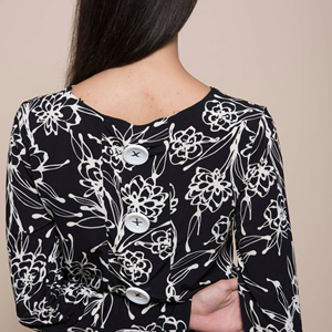 Vestido largo elegante de alta calidad hecho en Italia con escote barco y botones en la espalda, para el día. - Product Image 3