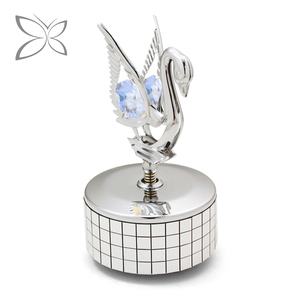 คริสตอคราฟท์กล่องดนตรีแบบหมุนมือ ตกแต่งด้วยโลหะชุบโครเมียม ประดับคริสตัลทรงกลมเจียระไนแบบบริลเลียนต์ ของขวัญ ขนาด 4.9x8.5 ซม. น้ำหนัก 0.11 กก. - Product Image 3