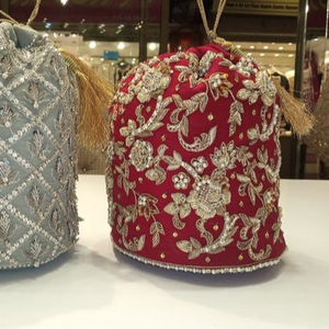 กระเป๋าเจ้าสาวพร้อม LATCAN สวยงามและเย็บปักถักร้อย ZARI ทันสมัยบนผ้ากำมะหยี่สำหรับงานปาร์ตี้และงานแต่งงาน @ 2022 - Product Image 1