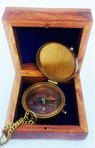 Brújula de esfera Náutica de latón de 2 pulgadas grabada (La vida es un viaje, no un destino) caja de madera Natural de cadena larga para acampar al aire libre - Product Image 6