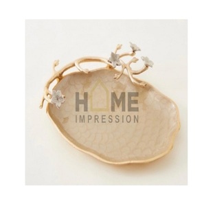 Bandeja dorada de diseño rectangular con mango de diseño de flores de lujo Bandeja para servir comida de hotel y restaurante Utensilios de cocina de aspecto admirable - Product Image 3