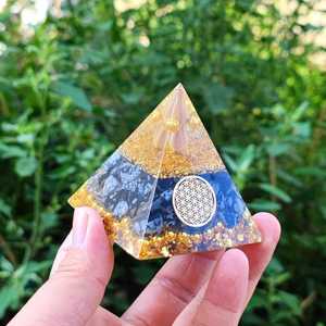 Pyramide d'orgonite élégante en cristal d'agate de meilleure qualité Décoration intérieure polie Feng Shui Énergie Guérison Vente en gros Pyramide de pierres précieuses - Product Image 1