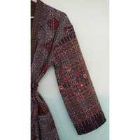 Chaqueta de invierno floral Kantha acolchada de algodón no tejido de secado rápido, cosida a mano y estampada en serigrafía.