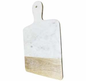Planche à découper élégante en bois et en marbre avec finition naturelle, parfaite pour les assiettes à fromage, les ustensiles de cuisine et les articles d'hôtel - Product Image 2