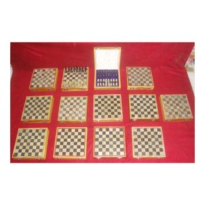 Jeu d'échecs décoratifs carrés en bois faits à la main, 20 pièces pour la maison - Product Image 1