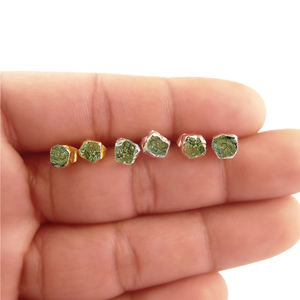 Boucles d'oreilles en Quartz brut plaqué or, 1 pièce, petites boucles d'oreilles à clou fait à la main - Product Image 1