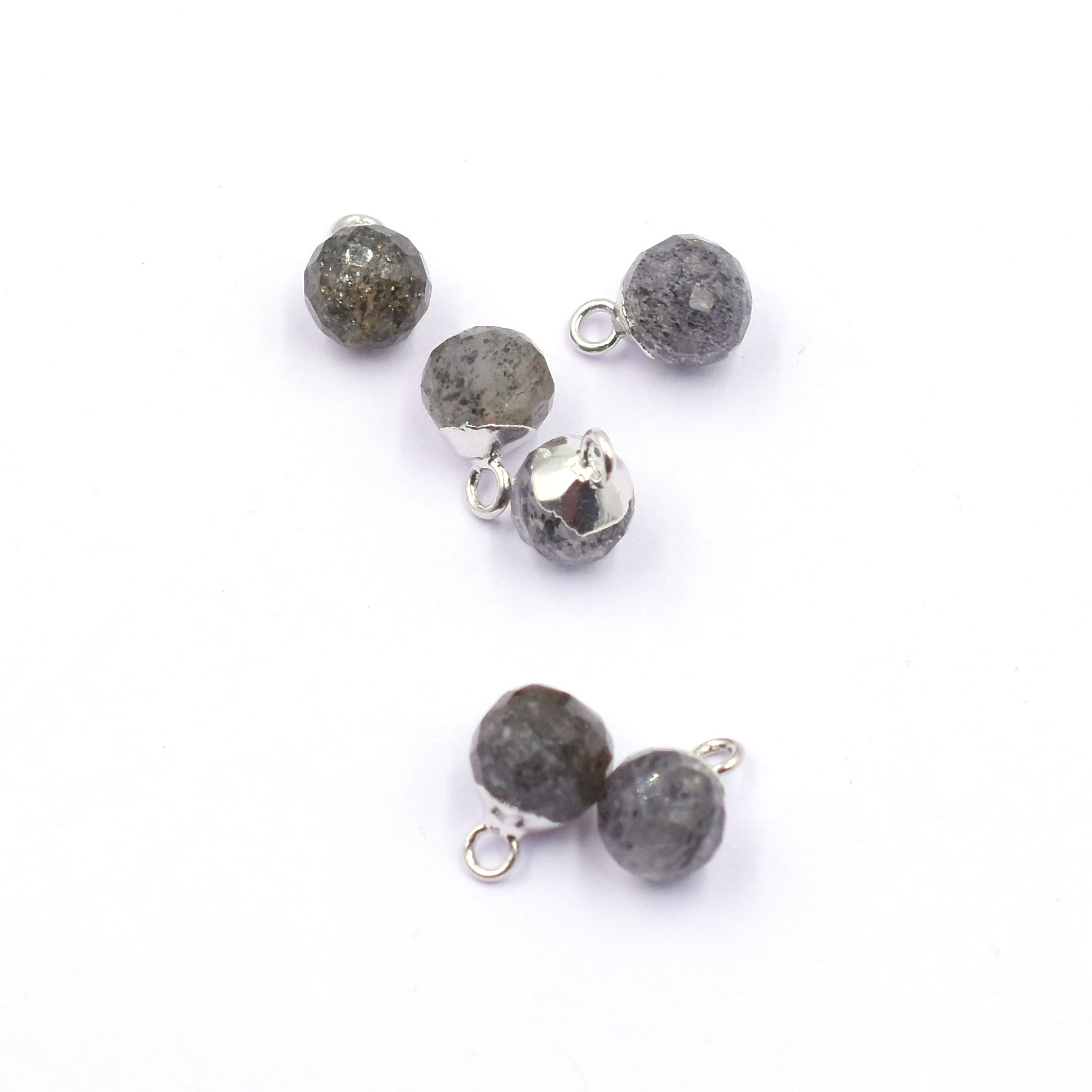 สีดำโปร่งแสง