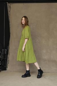 Robe d'été formelle plissée pour femme, vert clair, col en V, manches courtes, en lin, longueur genou, coupe trapèze, ajustement régulier, ourlet à volants, respirante - Product Image 6