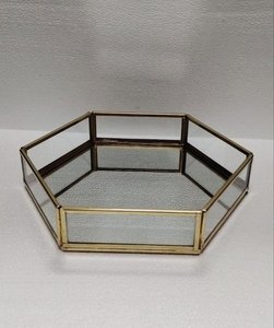 Boîte de rangement pour bijoux en verre avec cadre métallique et couvercle à charnières pour organiser les accessoires - Product Image 6