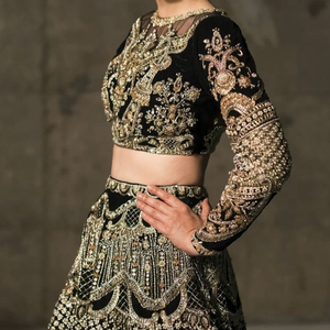 Lehenga สำหรับเจ้าสาวผ้าไหมแบบดั้งเดิมพร้อมโคติประดับด้วยลูกปัดแก้วคริสตัลและงานหินสำหรับงานแต่งงาน - Product Image 1