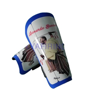 Espinilleras de fibra de carbono duraderas de alta calidad Protección deportiva duradera para jugadores de fútbol Hecho de poliéster de alta calidad - Product Image 1