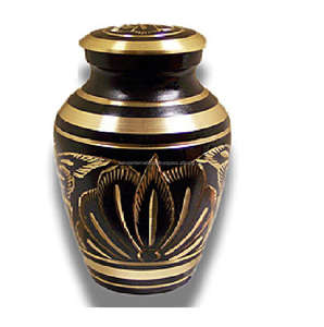 Urnes de souvenir indiennes avec gravure design souvenir en laiton pour les cendres Vente en gros de meilleure qualité - Product Image 1