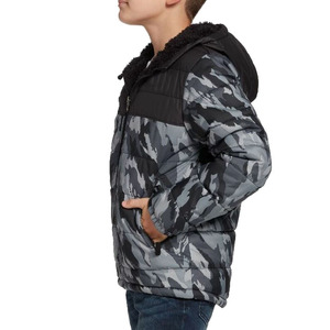 Chaqueta Acolchada con Capucha y Estampado de Camuflaje para Niños, Invierno, Resistente al Viento, Relleno Grueso de Poliéster, Corte Regular, con Cierre de Cremallera - Product Image 1