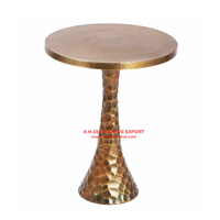 Table d'appoint de luxe en forme de triangle en aluminium pour la décoration du salon avec un verre de qualité supérieure et une finition dorée, table basse