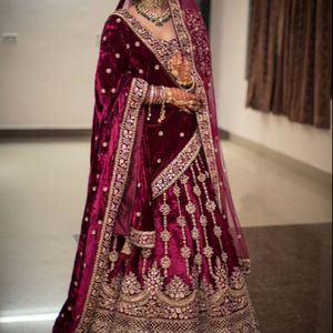 2021 elegante terciopelo nupcial Lehenga Choli adornado con cuentas de cristal y trabajo de piedra hecho de seda - Product Image 1