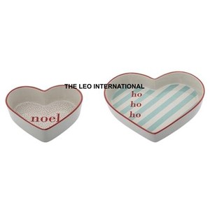 Juego de 2 bandejas navideñas de metal con forma de corazón, acabado blanco, estilo contemporáneo, muy vendidas, de la más alta calidad. - Product Image 1