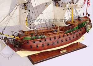 Maquette de bateau en bois NORSKE-Fabriqué en vert jaune clair et bois naturel pour la décoration de la maison - Product Image 5