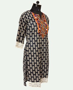 Top Negro Estampado con Bordado Estilo Kachhi / Kurti para Mujer / Diseños de Kurti para Coser - Product Image 3