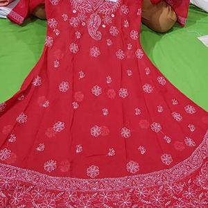 Diseñador Chikankari bordado Kurtis ofrece un aspecto elegante y un ajuste cómodo adecuado para ropa de oficina y trajes étnicos Casuales - Product Image 1