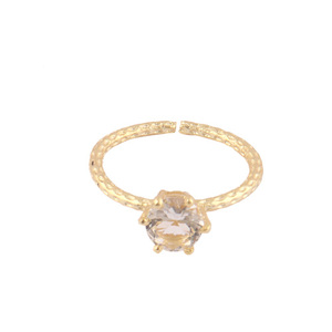 Bague minimaliste en pierres précieuses de coupe ronde minuscule quartz clair martelé texture bague en laiton plaqué or 18 carats bijoux de mode pour elle - Product Image 3