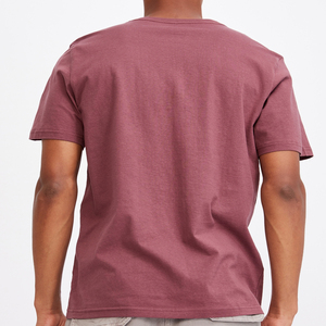 Camiseta Henley de verano azul claro premium OEM para hombre, personalizada con impresión de logotipo y diseño. - Product Image 4