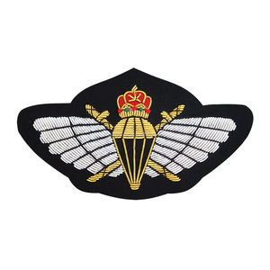 Insignias de alambre de lingotes bordadas a mano de plata al por mayor y accesorios de uniforme bordados - Product Image 1