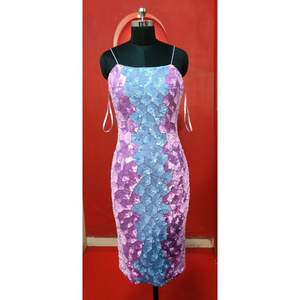 Robe de soirée sans manches à bretelles spaghetti avec accents perlés longueur genou pour les femmes pour les fêtes et les mariages - Product Image 1