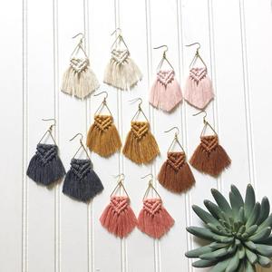 Boucles d'oreilles en macramé Style 1, boucles d'oreilles à franges - Product Image 1