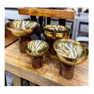 Bol en métal avec base en bois, design unique, forme ronde, finition dorée polie, bol décoratif à bon prix - Product Image 1