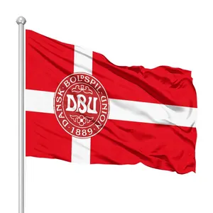 Cetakan Kustom Bendera Dua Sisi Luar Ruangan 3*5 Kaki Beli Bulu Besar dengan Bendera Logo dan Spanduk Bendera Tim Sepak Bola Denmark