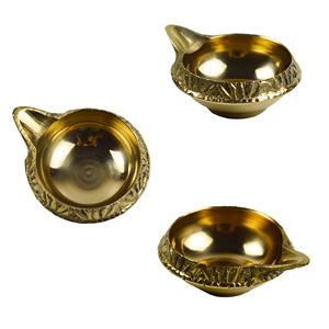 Diya Mini de latón con diseño de agarre de mano para decoración de templo, soporte de decoración de oración y hogar, Diya con acabado pulido - Product Image 4