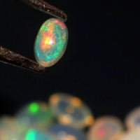 Cabochon éthiopien en opale Welo calibré de forme ovale pierre précieuse naturelle changement de couleur plaine en vrac pour bijoux bague prix de gros