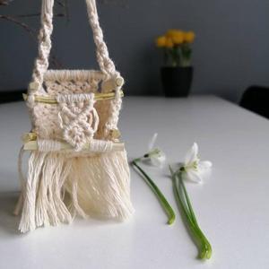 Columpio de macramé moderno para casa de muñecas, miniaturas realistas para casa de muñecas, dormitorio de casa de muñecas - Product Image 1