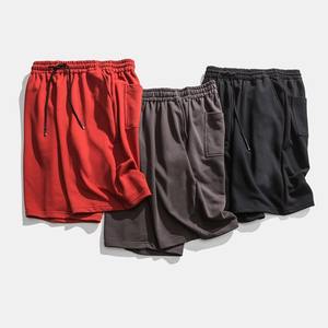 Conjunto de pantalones cortos de gimnasio de entrenamiento personalizado de verano para hombres Logotipo en relieve 3D Estilo de motorista Algodón y forro polar OEM Patrón sólido Pantalones cortos de carga para el sudor - Product Image 4